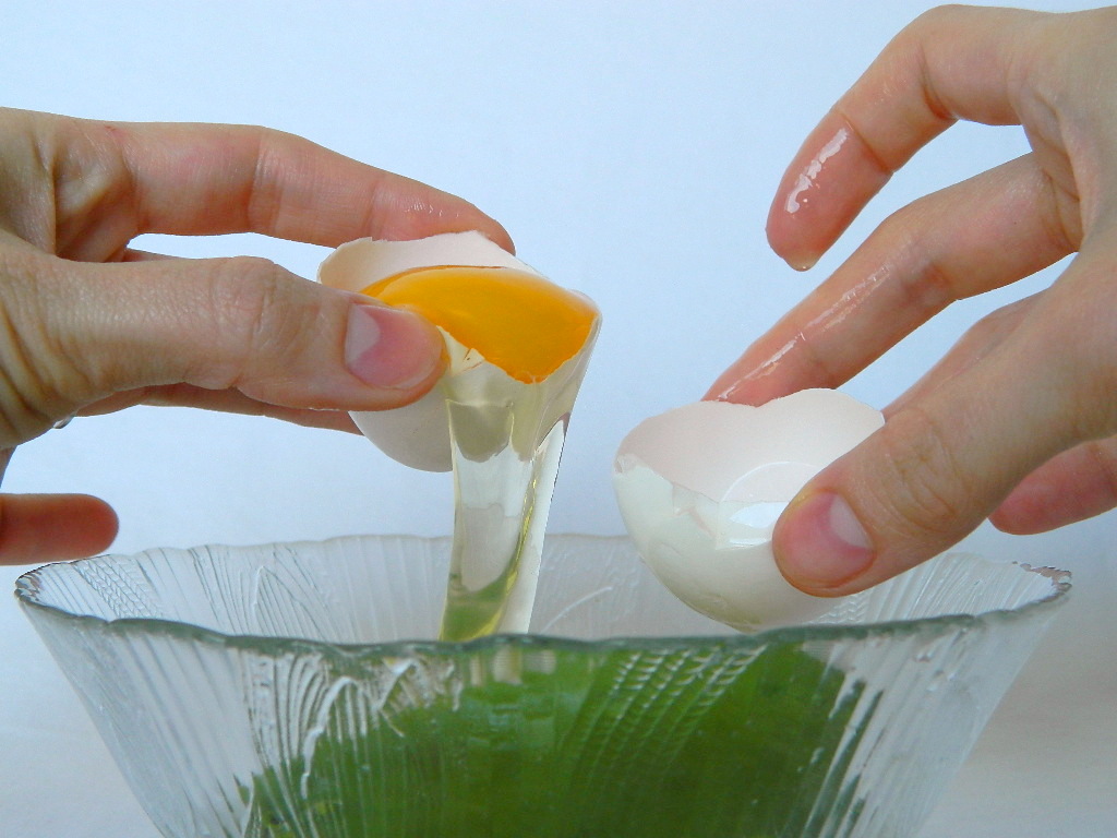 Маска из белка яйца. Маска из яичного белка. Яичный белок с лимонным соком. Маска из яйца крахмала и Яйсо. Яичный белок для лица.