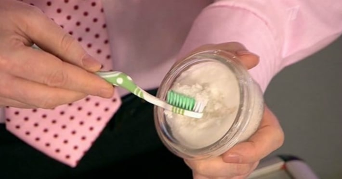 Можно чистить зубы в рамадан зубной пастой. Натуральная зубная паста домашняя. Самодельная зубная паста. Зубная паста в руках. Чистка солью.