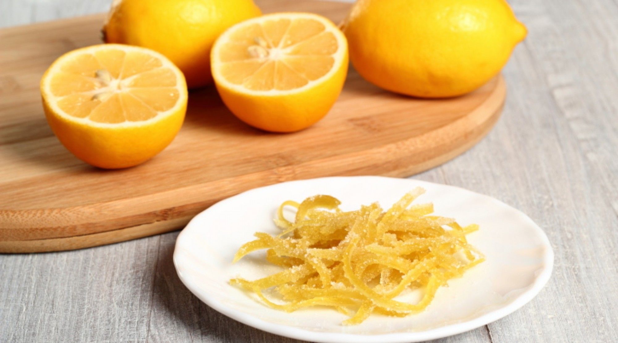 Рецепт цедры лимона. Цедра лимона 1/2. Лимонная кожура. Цедра лимона и апельсина. Тарелка "апельсин".