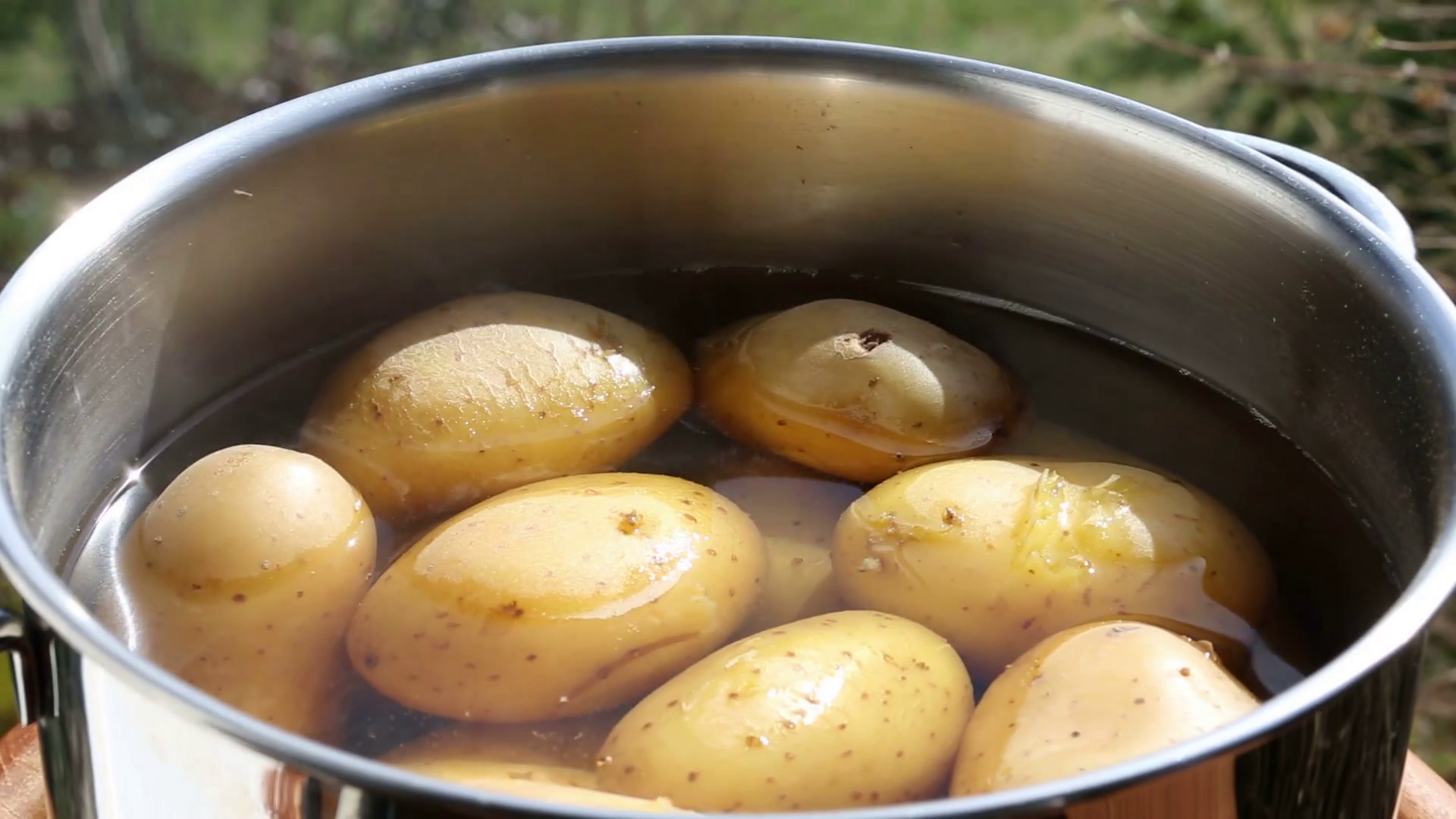 Картошку залило водой. Разваренный картофель. Вареная картошка. Картофель варится. Отварить картофель.