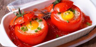 Skanūs pusryčiai šeimai: kepti kiaušiniai pomidoruose