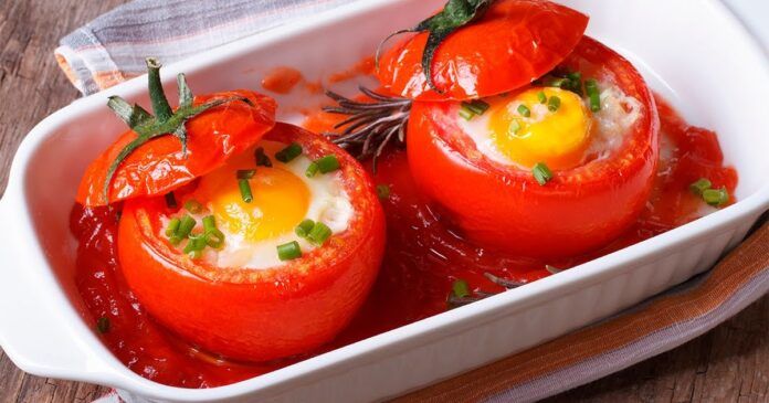 Skanūs pusryčiai šeimai: kepti kiaušiniai pomidoruose