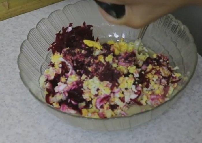 Burokėlių salotos su baklažanų padažu