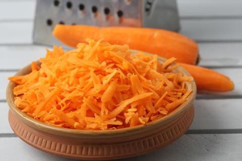 morkų ir apelsinų salotos
