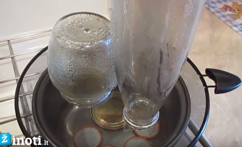 Воду можно кипятить в любой стеклянной посуде. Для стерилизации банок на кастрюлю. Посуда для стерилизации банок заготовок. Стерилизация банок для консервации. Способы стерилизации банок.