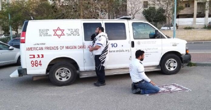 Nuostabi nuotrauka: musulmonas ir žydas per pertrauką meldėsi kartu