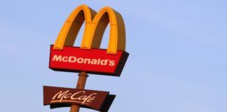 „McDonald's“ darbuotoja pamelavo serganti koronavirusu, kad nedirbtų