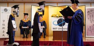 Dėl koronaviruso Japonijos universitete diplomai atiduoti robotams