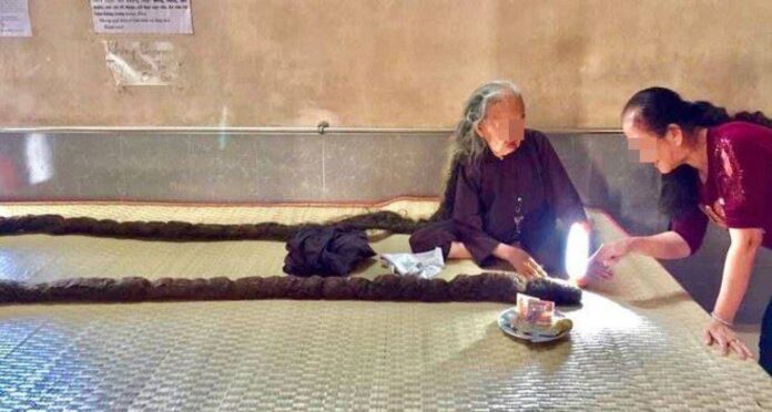 83 metų vietnamietis per 64 metus nė karto nesikirpo savo plaukų