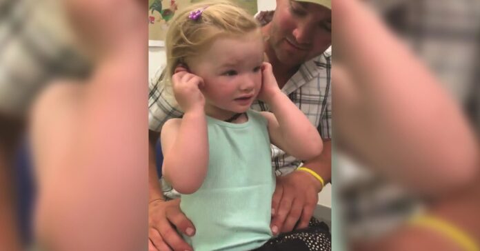 Jaudinantis vaizdo įrašas: mergytė pirmą kartą išgirdo savo tėvų balsus