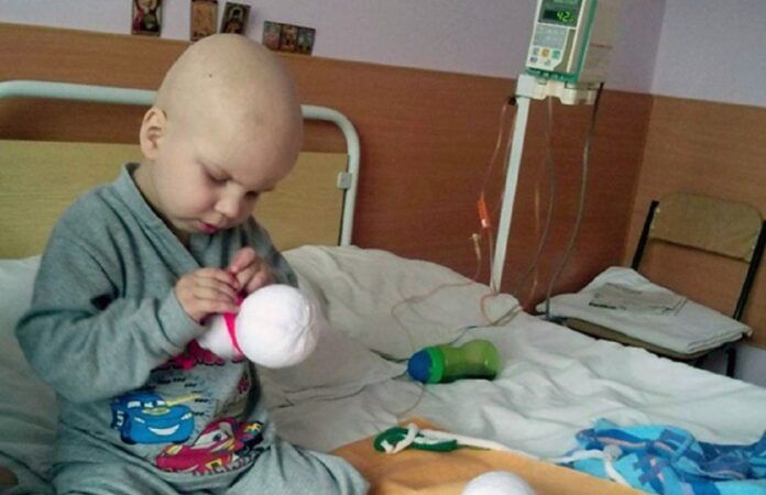 4 metų berniukas ligoninėje siuvo žaislus, kad užsidirbtų pinigų leukemijos gydymui