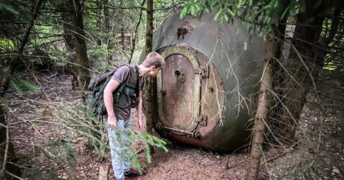Vaikinai miške rado paslaptingą plieninį cilindrą ir parodė, kas yra jo viduje