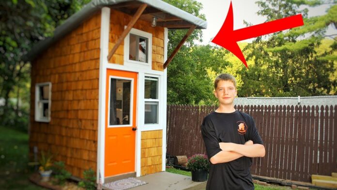13-metis savo kieme pasistatė mini namą, kurį privalote pamatyti