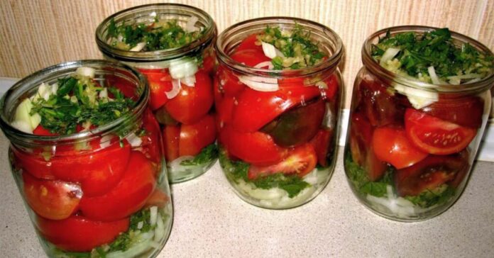Lenkiškai konservuoti pomidorai. Taip skanu, kad pakartosite dar šiemet!