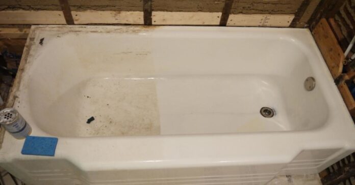 Patikrinti būdai, kaip valyti ir balinti seną vonią namuose esančiomis priemonėmis