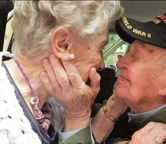 Karo veteranas sutiko savo pirmąją meilę, kurios nematė 75 m.