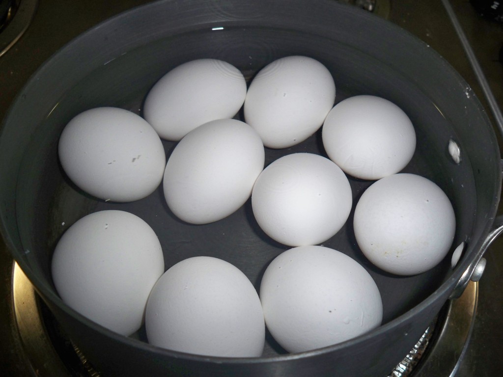 Что будет если переварить яйца. Варка яиц. Вареные яйца. Отварить яйца. Яйца домашние вареные.