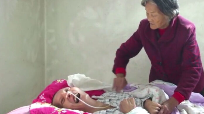 Mama, 12 metų sėdėjusi prie sūnaus lovos, laukė jo pabudimo