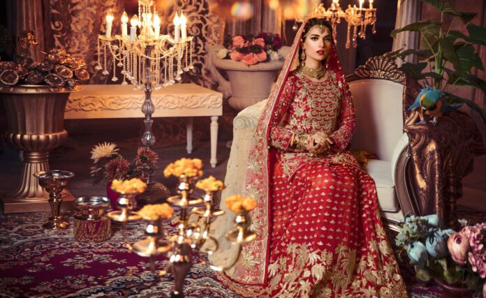 Nepaprastai gražios indiškos vestuvinės suknelės. Pasigrožėkite!
