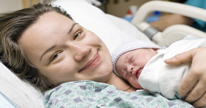 Kodėl gimdymo namuose naujagimis ant mamos krūtinės uždedamas iškart po gimimo?