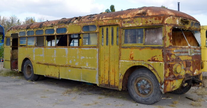 Mergina nusipirko seną autobusą. Ir pavertė juos svajonių namais!