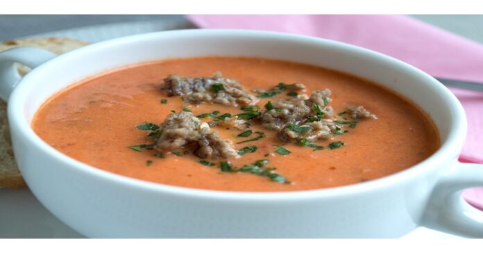 Skani vakarienė per pusvalandį: pomidorų sriuba su malta mėsa