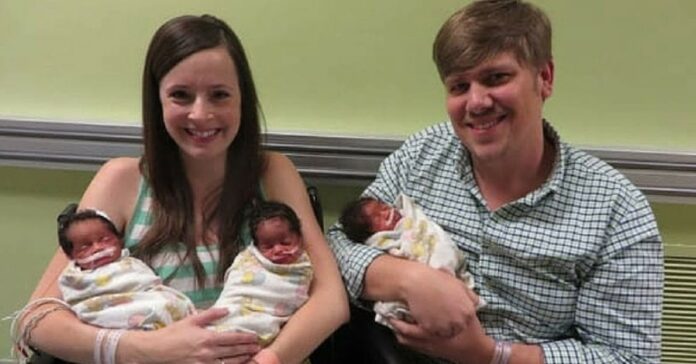 Moteris pagimdė 3 sveikus vaikus. Bet kai vyras atidžiau pažvelgė į jų veidus, buvo šokiruotas!