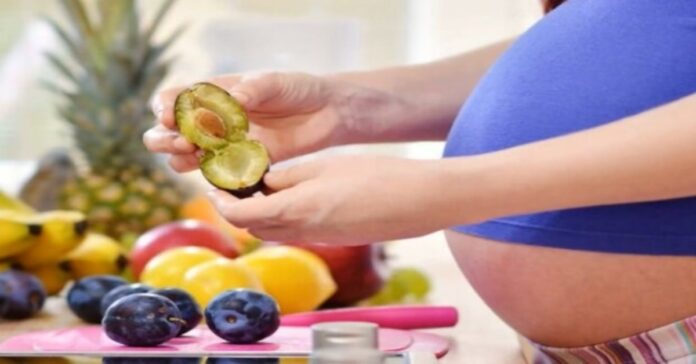 Moteris visą nėštumą nevalgė nieko, išskyrus vaisius: kaip tai paveikė jos kūdikį?
