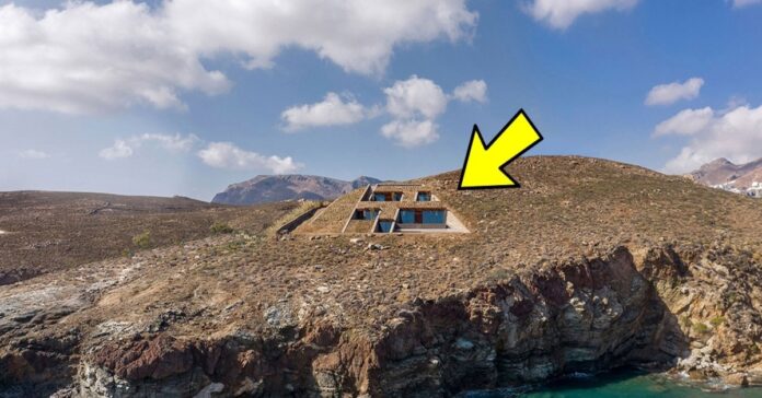Graikijoje yra keistas namas, pastatytas uoloje. Kai pažvelgsite vidun, tikrai panorėsite apsigyventi