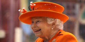 Kodėl karalienė Elžbieta viešumoje visada dėvi skrybėlaites?