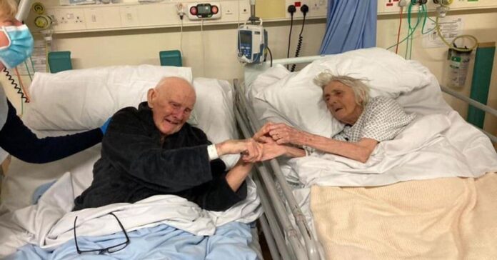 Paskutinį kartą susikibę rankomis: pora mirė nuo COVID-19 po 70 santuokos metų