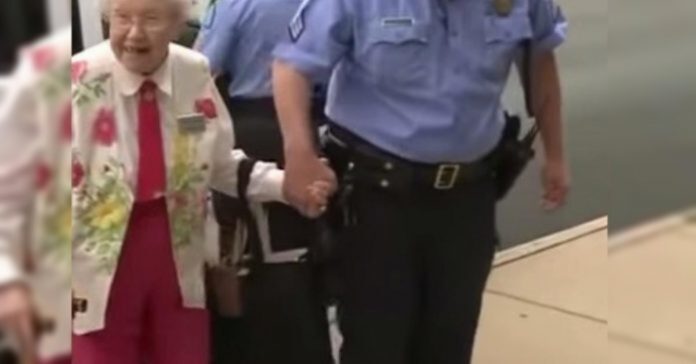 102 metų moteris buvo surakinta antrankiais ir palydėta iki policijos automobilio. Sužinokite, kodėl tai įvyko!