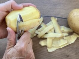 Niekada daugiau neišmeskite bulvių lupenų: virėjas parodė, ką su jomis reikia daryti