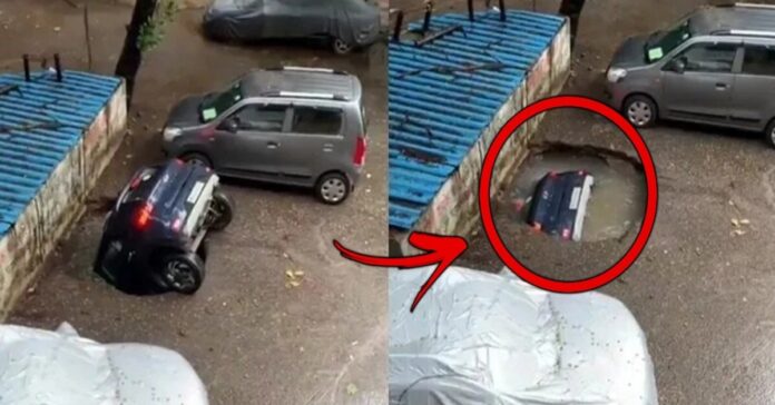 Dėl liūčių Indijoje stovėjimo aikštelėje paliktas automobilis prasmego žemėn