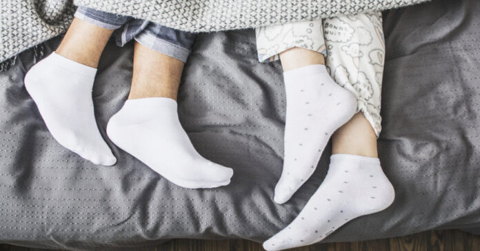 Štai, kas nutiks jūsų kūnui, jei žiemą miegosite su kojinėmis