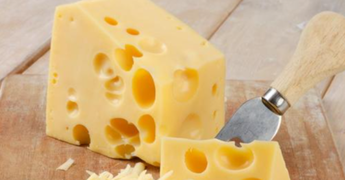 Kodėl kai kurios sūrio rūšys turi skylutes?