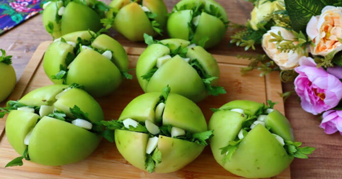Įdaryti žalieji pomidorai. Skanesnis užkandis nei agurkai!
