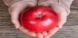 Būrimas su obuoliu dėl meilės ir ateities