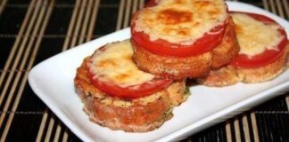 Skrebučiai su sūriu ir pomidorais pusryčiams