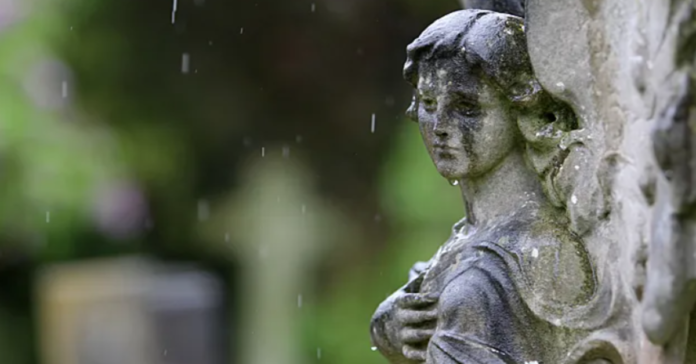 Ką reiškia lietus per laidotuves?