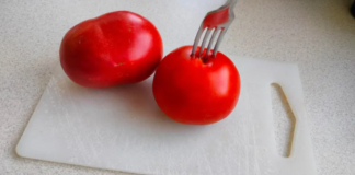 Pradurkite šakute pomidorą. Nedaug žmonių naudoja šį triuką