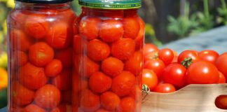 Vyšniniai pomidorai stiklainiuose