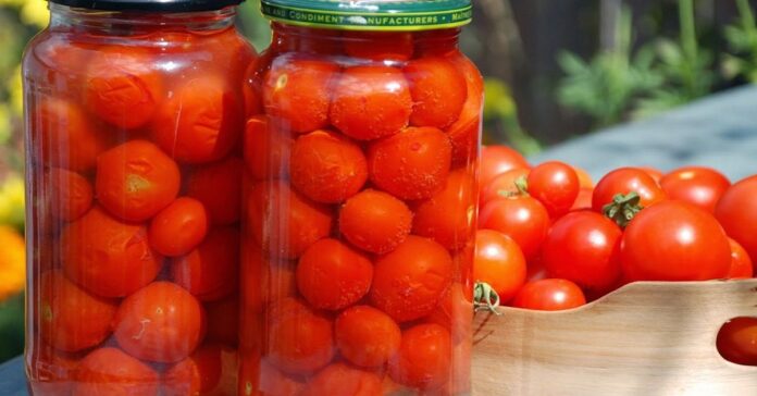 Vyšniniai pomidorai stiklainiuose