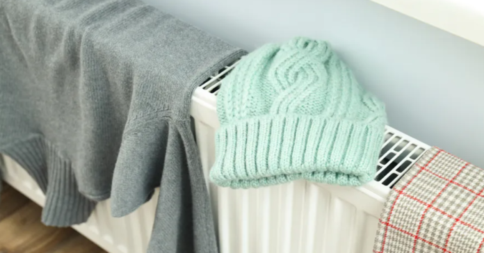 Ar žiemą džiovinate skalbinius patalpoje? Ekspertai išvardijo svarbiausias taisykles
