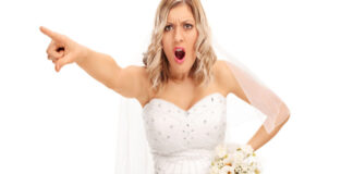 Moteris buvo aprėkta nuotakos už tai, kad jos didžiąją dieną vilkėjo seną savo vestuvinę suknelę