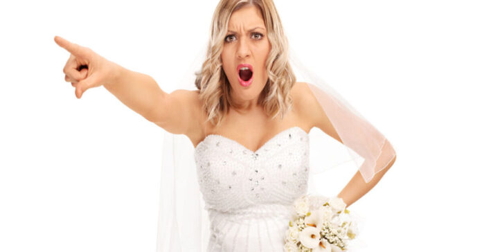 Moteris buvo aprėkta nuotakos už tai, kad jos didžiąją dieną vilkėjo seną savo vestuvinę suknelę