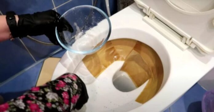 Kaip išvalyti geltonas dėmes tualete?